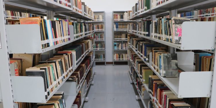 Biblioteca troca multa por atraso na devolução de livros por doação de leite