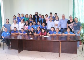 Prefeito Tauillo recebe visita de alunos