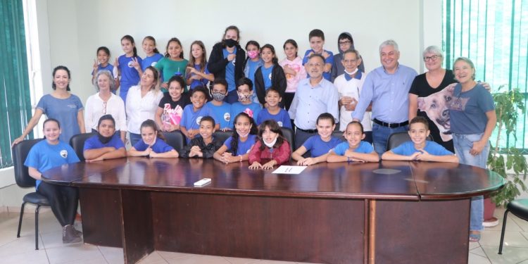 Prefeito Tauillo recebe visita de alunos