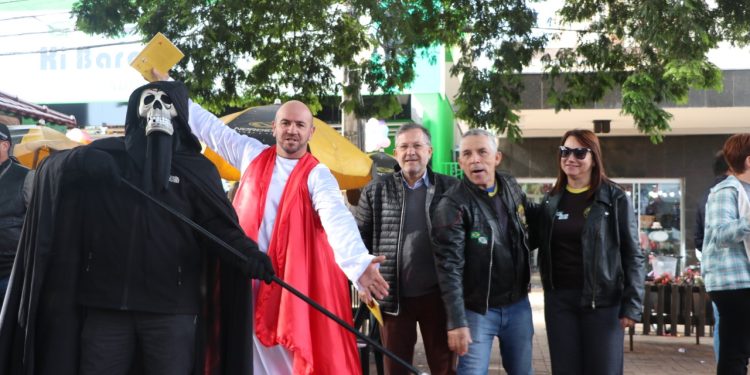 Maio Amarelo teve ação lúdica, com personagens da morte e anjo no trânsito