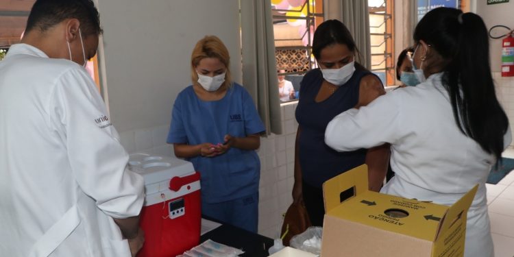 10 UBS vão atender até as 20 horas para vacina contra gripe nesta quarta-feira