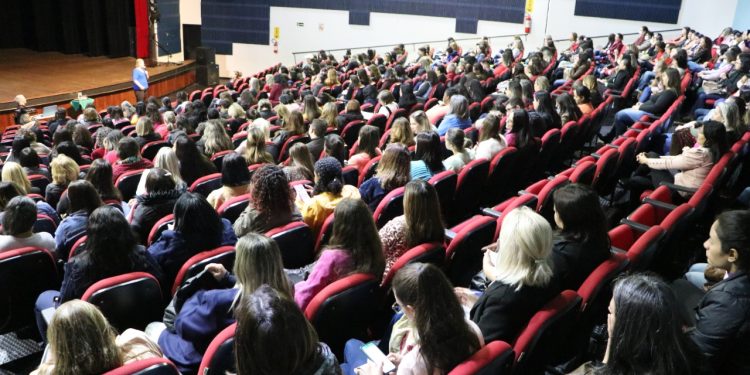 Educadores recebem treinamento para trabalhar com alunos autistas