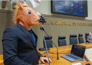 Vereador do RS se fantasia de burro e “relincha” após Câmara aprovar homenagem a Olavo de Carvalho