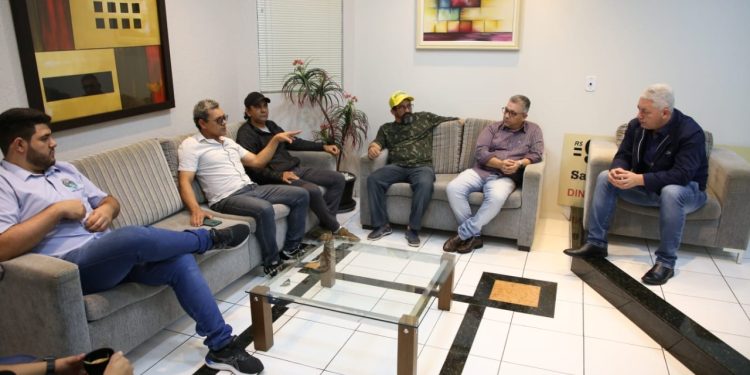 Douglas Fabrício visita municípios agradecendo votações