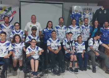 Paratletas da Natação recebem uniformes