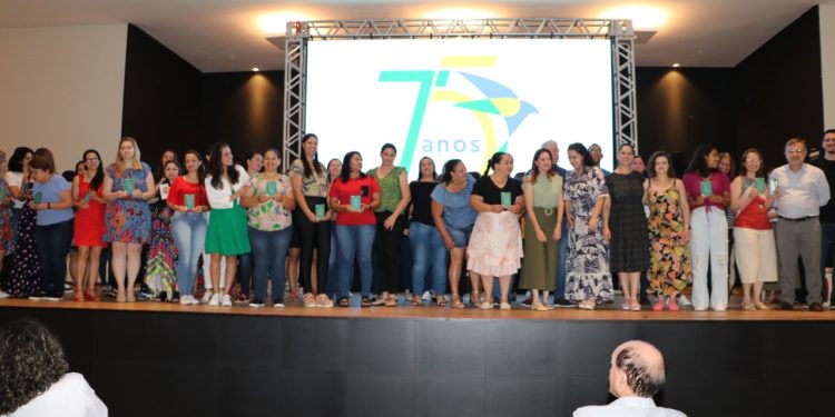 Premiações, palestra e diversão marcaram Dia da Educação