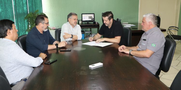 Município e Acicam firmam acordo de colaboração para período natalino