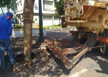 Limpeza de bueiros solicitada via aplicativo Colab é intensificada