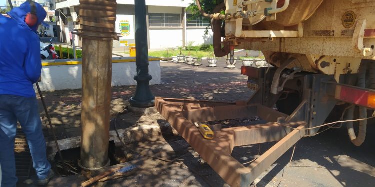 Limpeza de bueiros solicitada via aplicativo Colab é intensificada