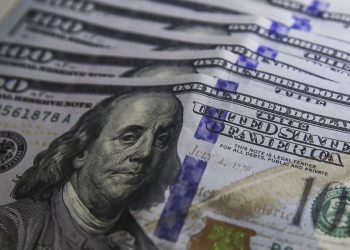 Dólar cai para R$ 5,06 com transição de governo e otimismo na China