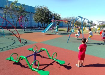 Crianças movimentam novos parquinhos nos Jardins Tropical e América