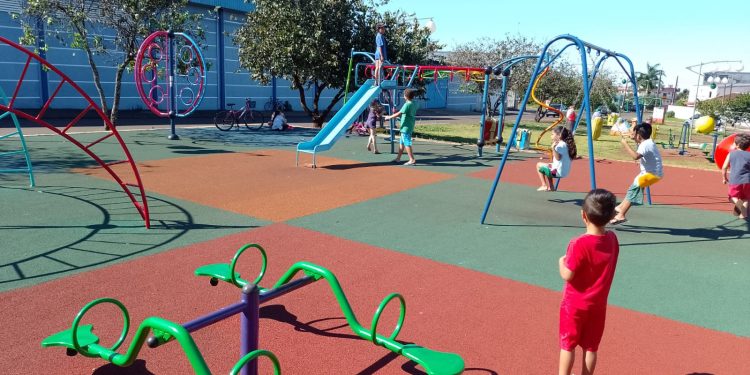 Crianças movimentam novos parquinhos nos Jardins Tropical e América