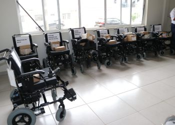 Saúde faz entrega de cadeiras motorizadas para oito pacientes