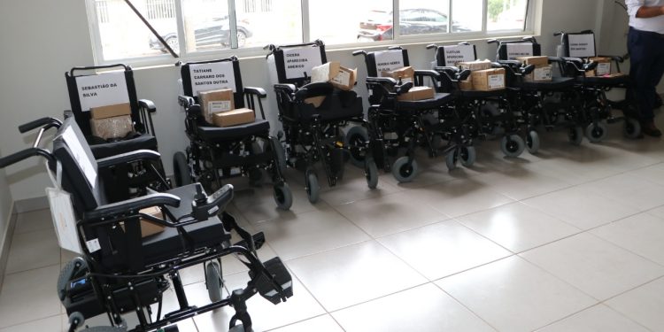 Saúde faz entrega de cadeiras motorizadas para oito pacientes