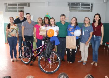 Escola Parigot de Souza recebe prêmio do Concurso da Adita