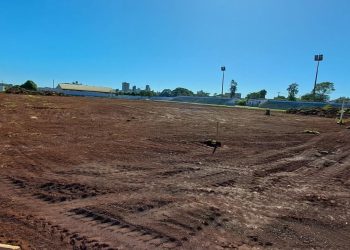 Obras da pista de atletismo incluem troca de grama e nivelamento do campo de futebol