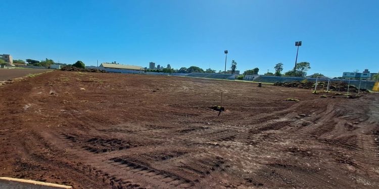 Obras da pista de atletismo incluem troca de grama e nivelamento do campo de futebol