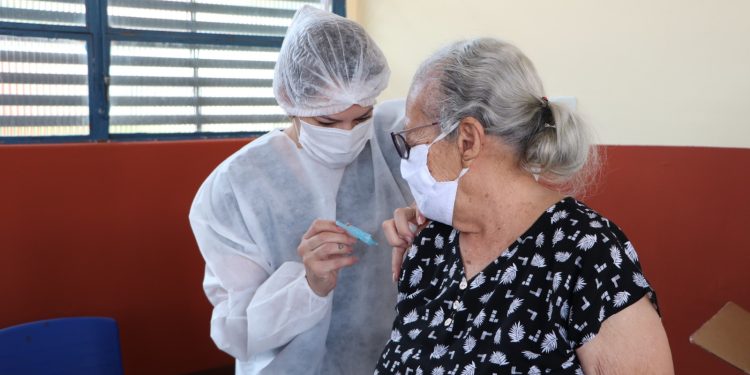 Vacina bivalente contra Covid para idosos acima de 90 anos começa nesta quinta-feira