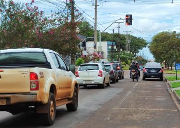 Faixas elevadas e semáforos garantem mais segurança em via rápida