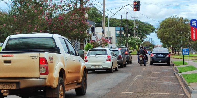 Faixas elevadas e semáforos garantem mais segurança em via rápida