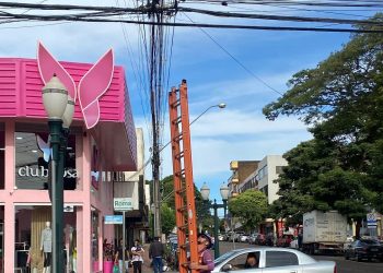 Empresas começam retirar fiação solta nos postes em Campo Mourão