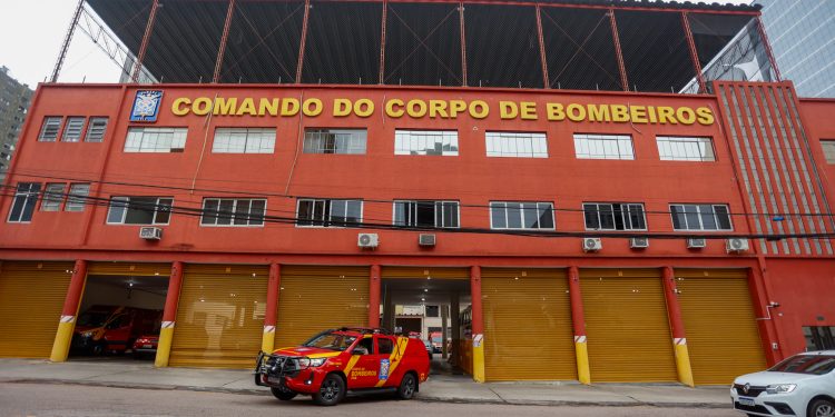 Corpo de Bombeiros do Paraná recebe doações para moradores do Rio Grande do Sul