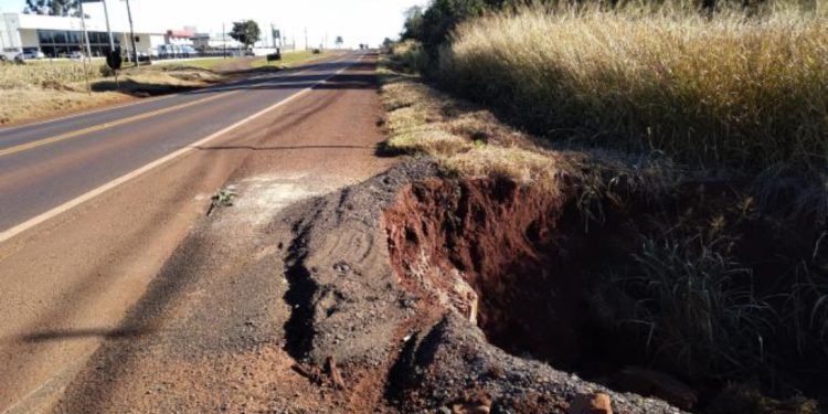 Novo bueiro vai solucionar ponto de erosão em rodovia estadual de Campo Mourão