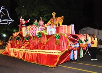 Oficinas preparam 100 estudantes de quatro colégios para cortejo natalino