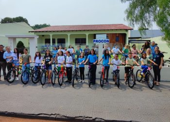 Procon-CM faz entrega de bicicletas a alunos que venceram concurso de redação