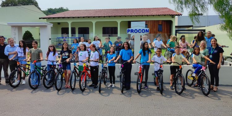 Procon-CM faz entrega de bicicletas a alunos que venceram concurso de redação