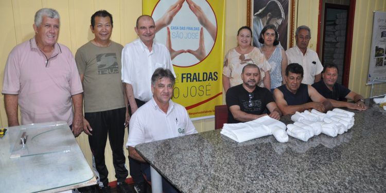 Há 14 anos grupo presta serviço voluntário na Casa das Fraldas