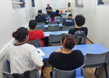 24 alunos concluem curso de mecânica industrial em unidade móvel