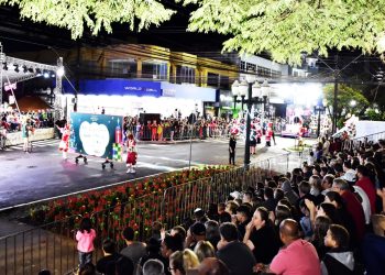 Multidão tomou avenida para assistir ao Cortejo Natalino