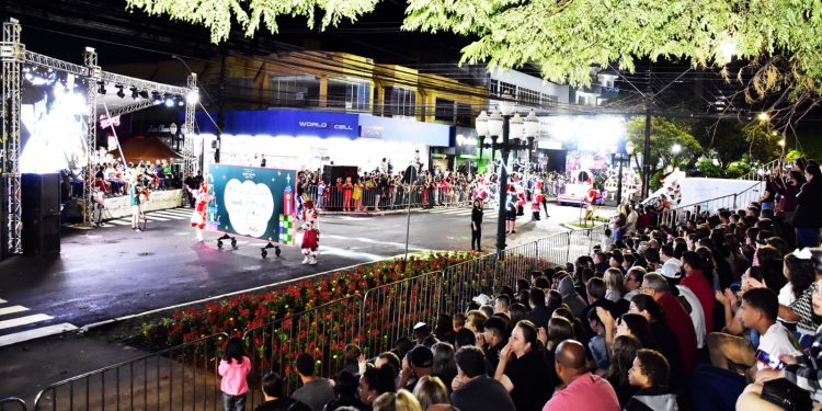Multidão tomou avenida para assistir ao Cortejo Natalino