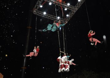 Papai Noel chegou, em meio a neve artificial, suspenso por um guindaste de 30 metros de altura