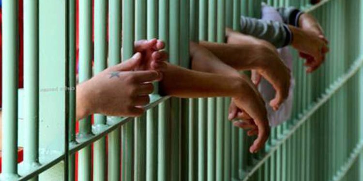 Prender um menor criminoso em penitenciárias que marginalizam?