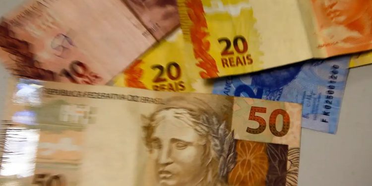 Presidente Lula assina decreto que reajusta salário mínimo para R$ 1.412