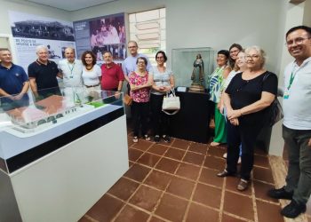 Após restauração, imagem sacra, que está em Campo Mourão há 120 anos, recebe bênção do bispo