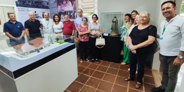 Após restauração, imagem sacra, que está em Campo Mourão há 120 anos, recebe bênção do bispo