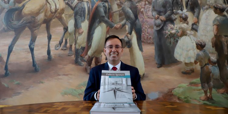 Historiador lança livro sobre o Palácio Iguaçu, que completa 70 anos em 2024