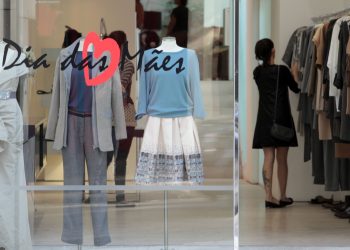 Lojas de Campo Mourão atendem até às 22 horas nesta sexta-feira