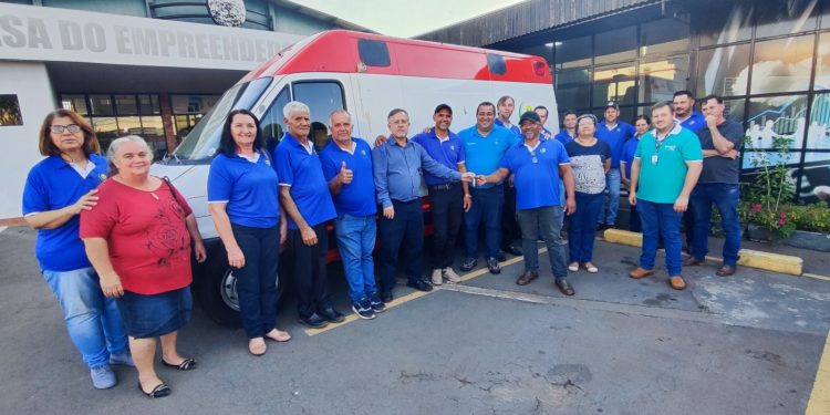 Cooperativa de Agricultura Familiar recebe veículo do município
