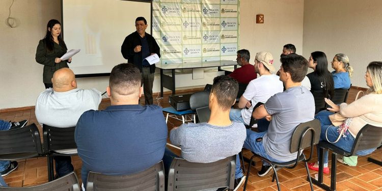 Procon apresenta reclamações de consumidores a donos de lanchonetes