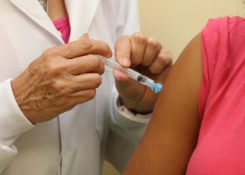 Saúde leva vacina nas empresas para atender grupos de funcionários