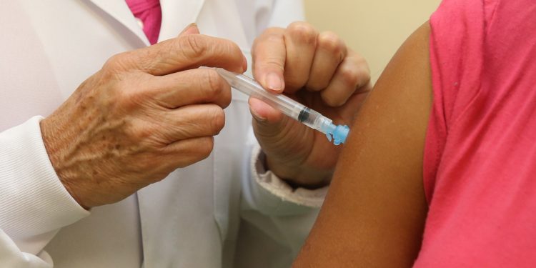 Saúde leva vacina nas empresas para atender grupos de funcionários