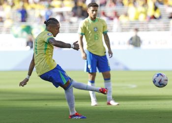 Brasil não passa de empate com a Colômbia e fica em segundo no Grupo D