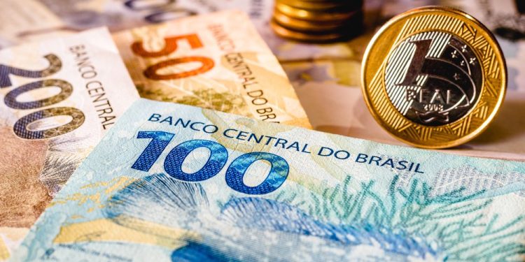 Apesar de avanço do Pix, dinheiro físico resiste em 30 anos de real