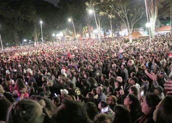 Show com Gustavo Mioto reúne milhares no centro de Campo Mourão
