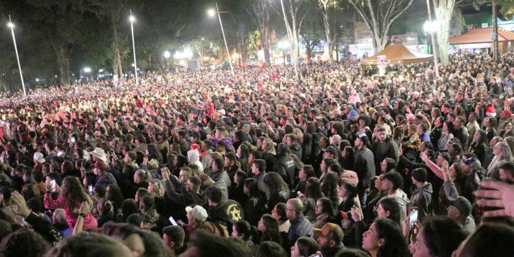 Show com Gustavo Mioto reúne milhares no centro de Campo Mourão