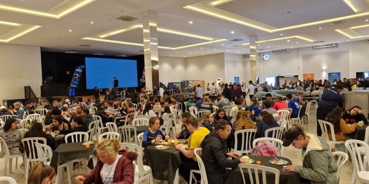 Mais de 5 mil refeições diárias são servidas aos participantes dos Jogos Escolares do Paraná em Campo Mourão